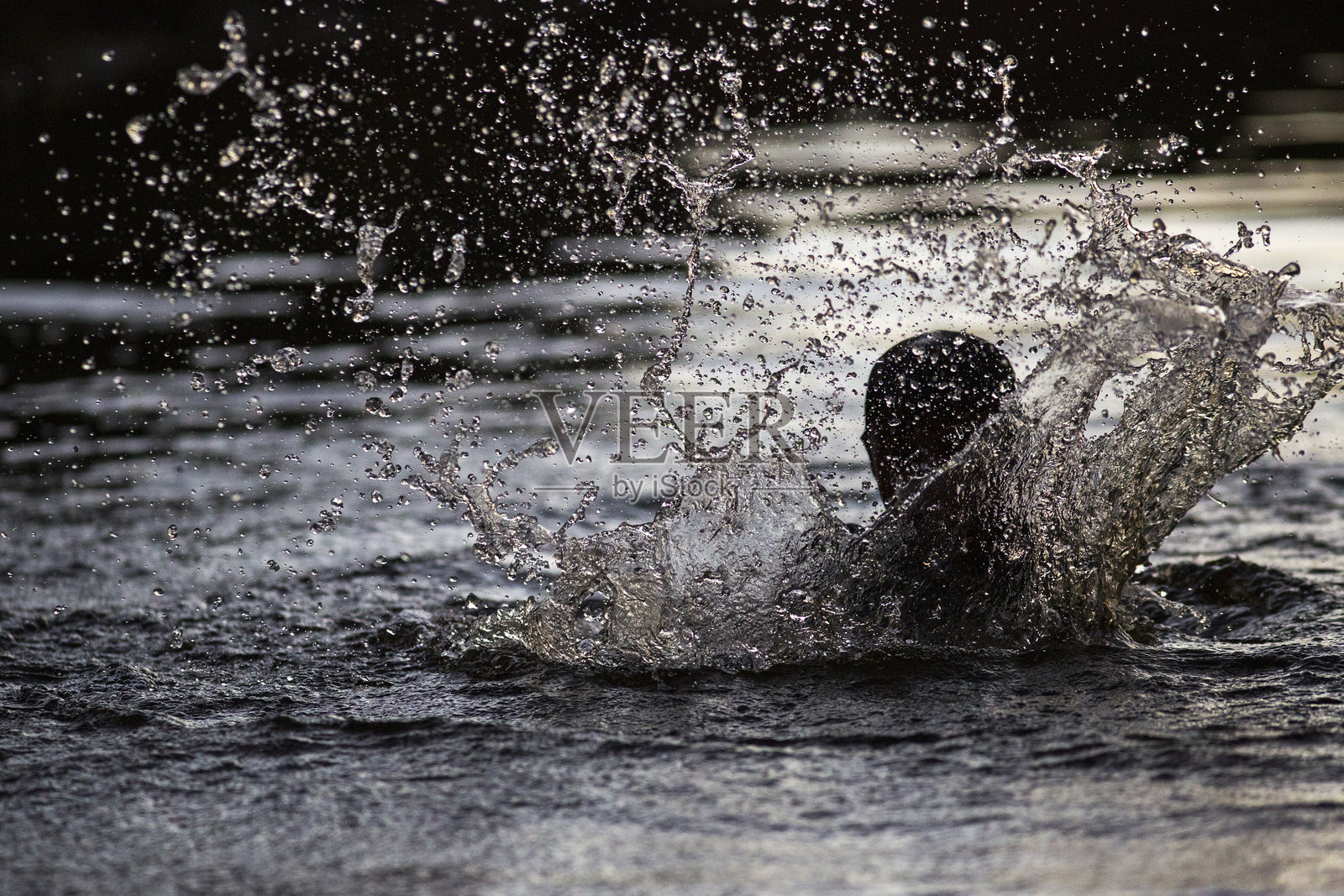 日落时分，孩子在黑色的亚马逊河上玩耍照片摄影图片