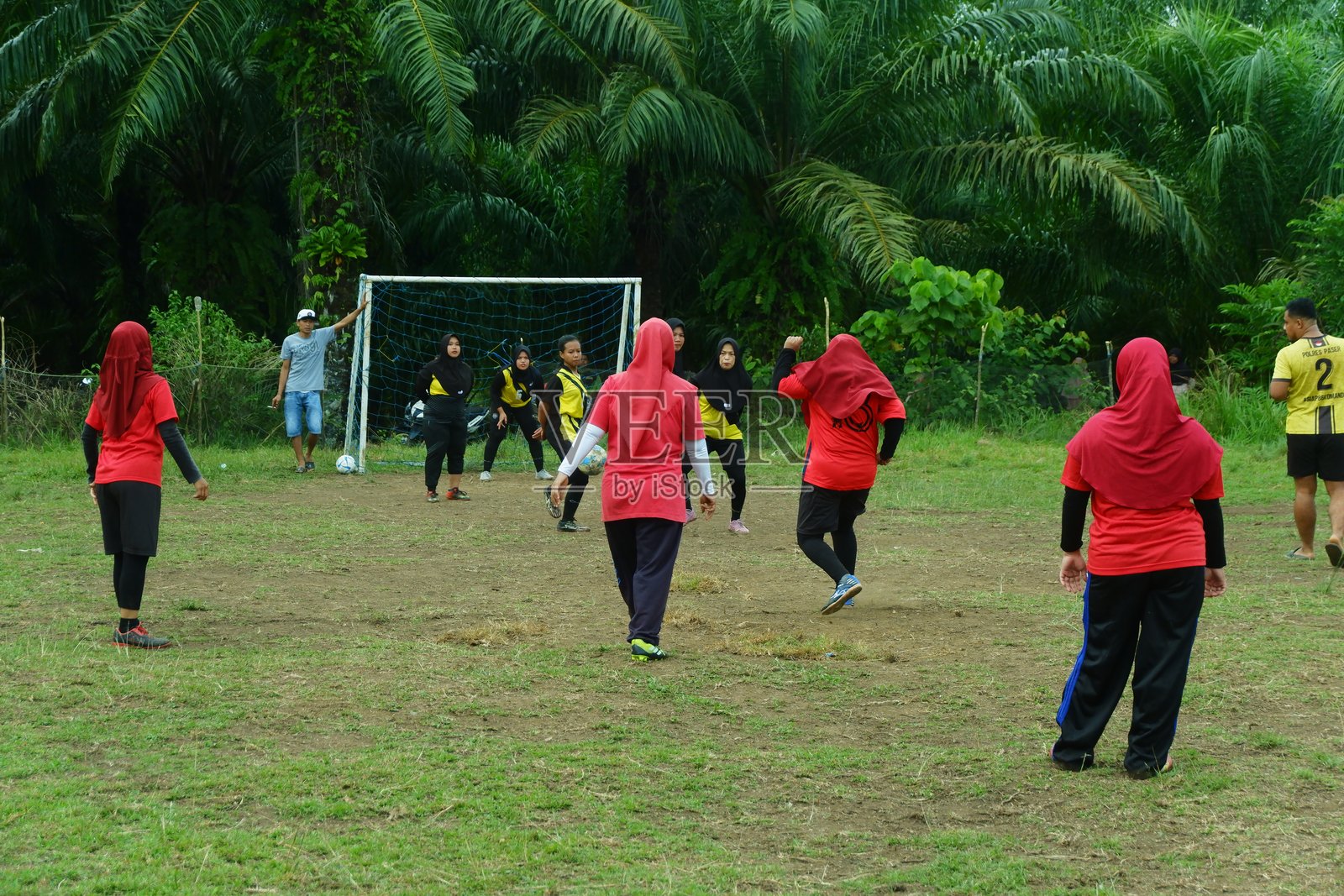 村社正在举办一场专门为妇女举办的足球比赛照片摄影图片