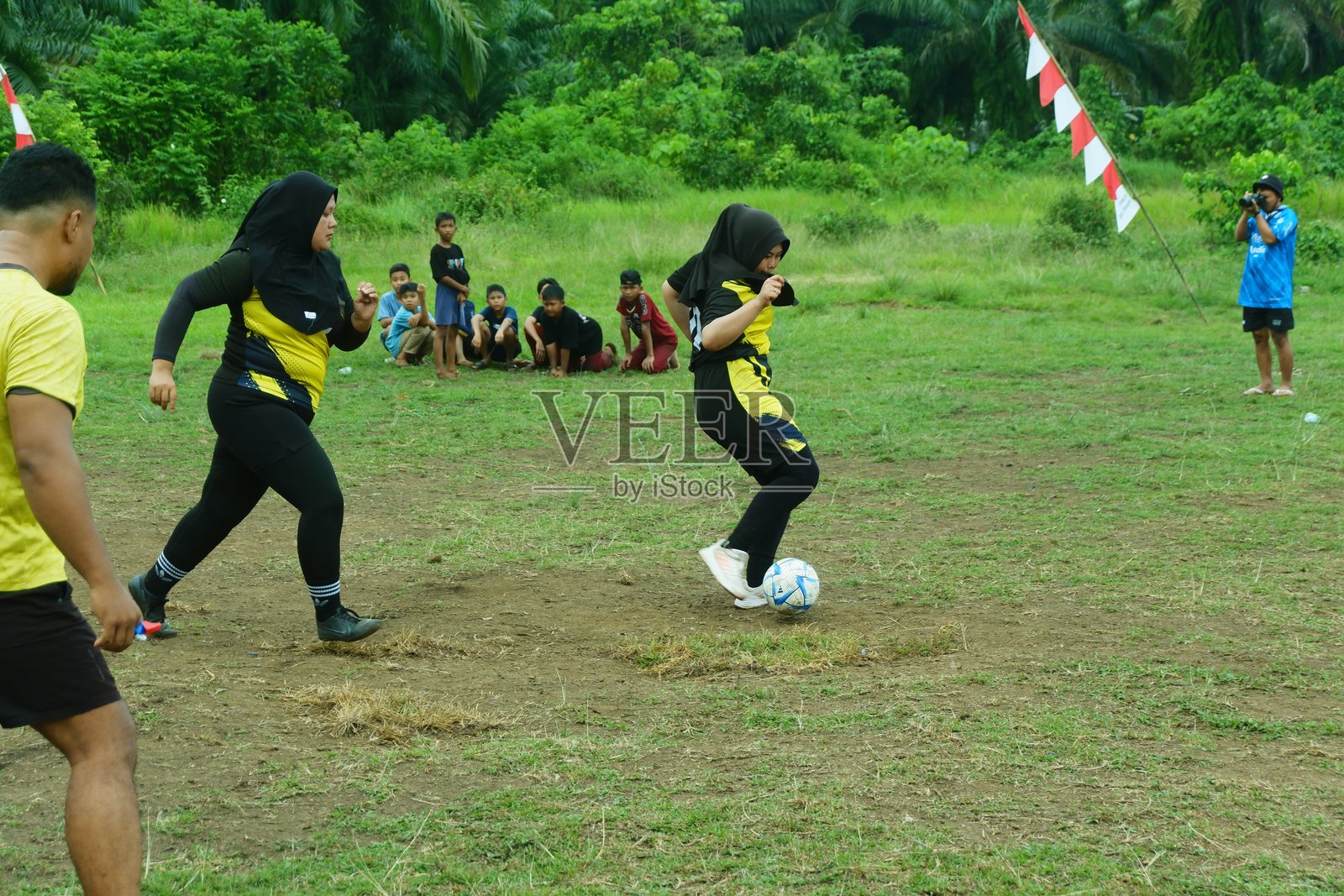 村社正在举办一场专门为妇女举办的足球比赛照片摄影图片