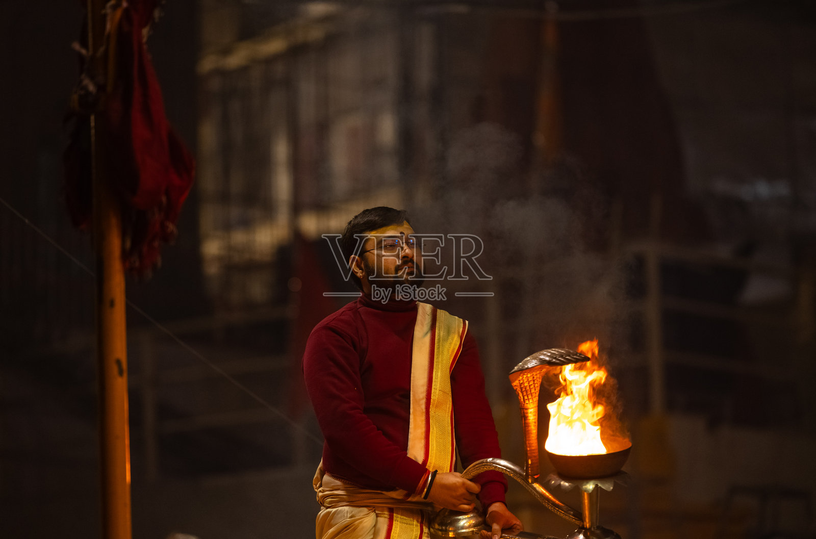 印度教牧师在瓦拉纳西表演神圣的恒河艺术照片摄影图片