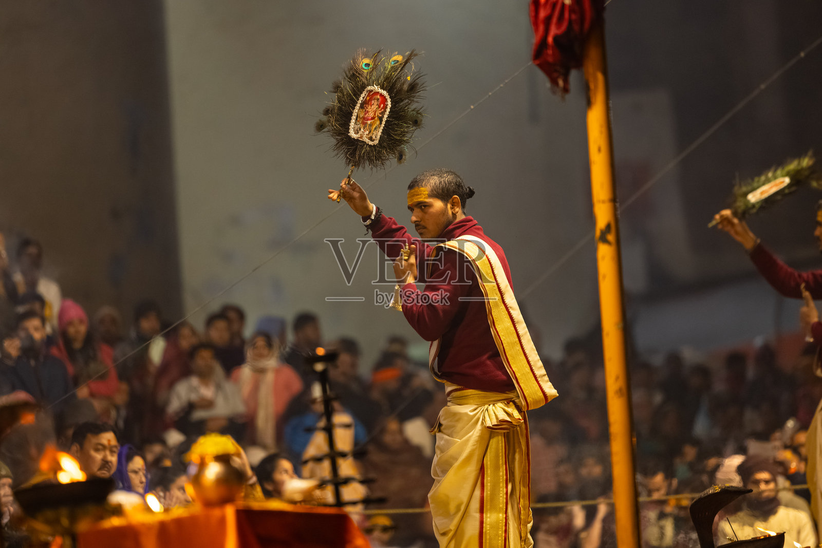 印度教牧师在瓦拉纳西表演神圣的恒河艺术照片摄影图片