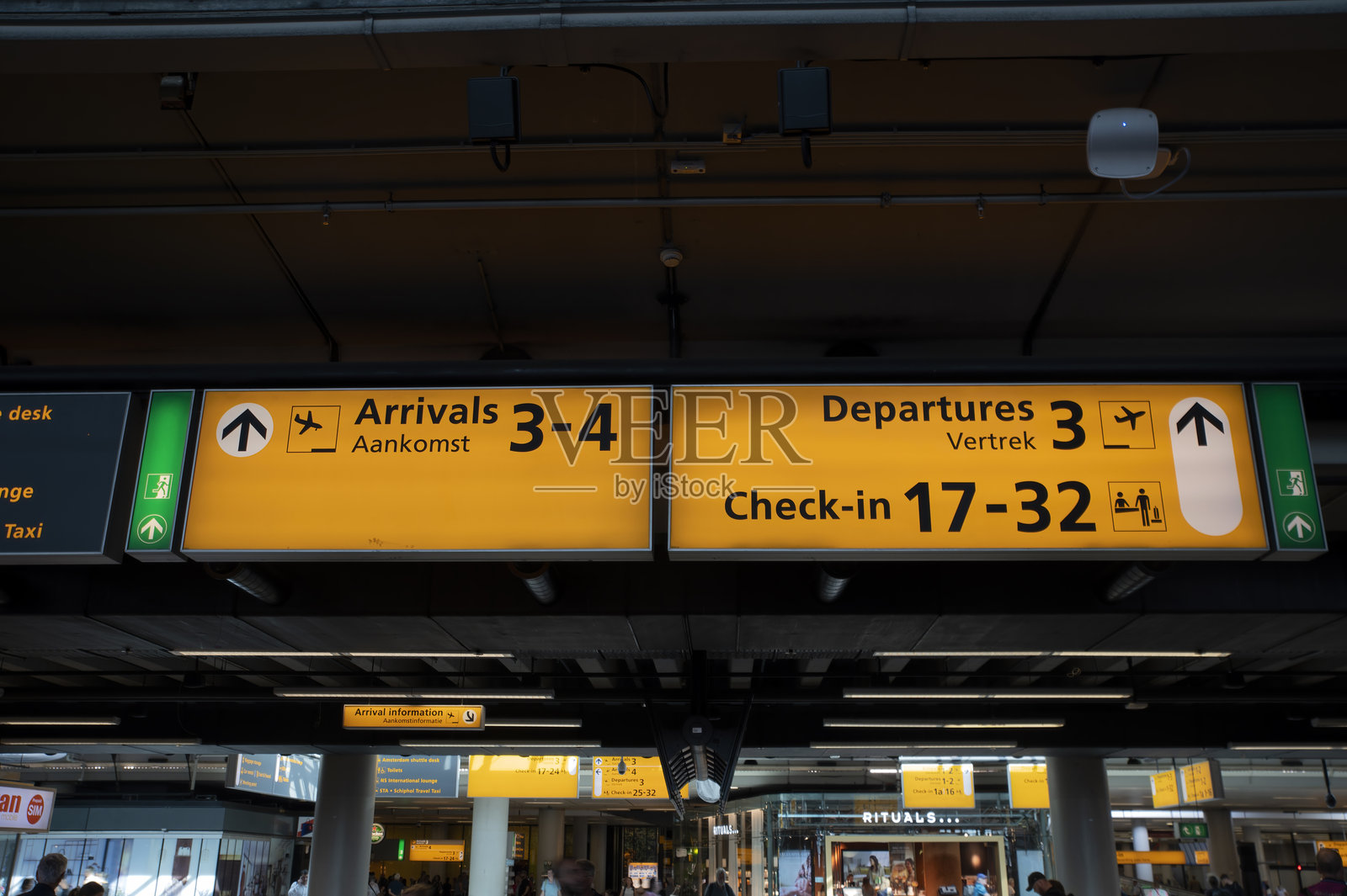 在史基浦机场标示到达和离开照片摄影图片