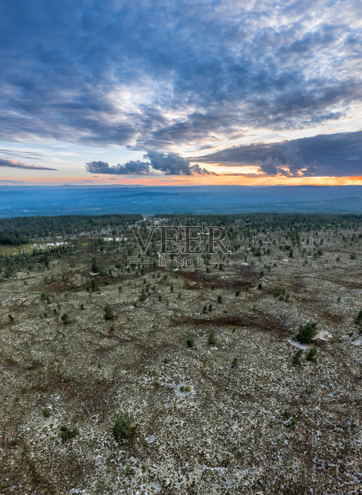 黄昏时分，从瑞典伊德雷的hemmer<s:1>山顶的岩石和苔藓的空中垂直全景视图照片摄影图片