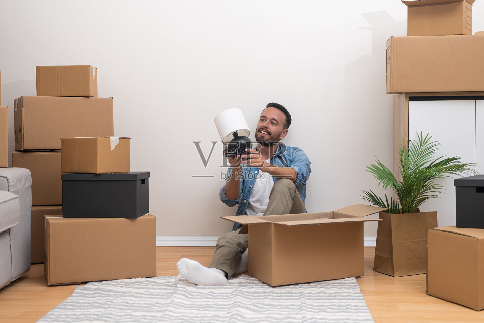 年轻人搬进公寓后检查装饰照片摄影图片