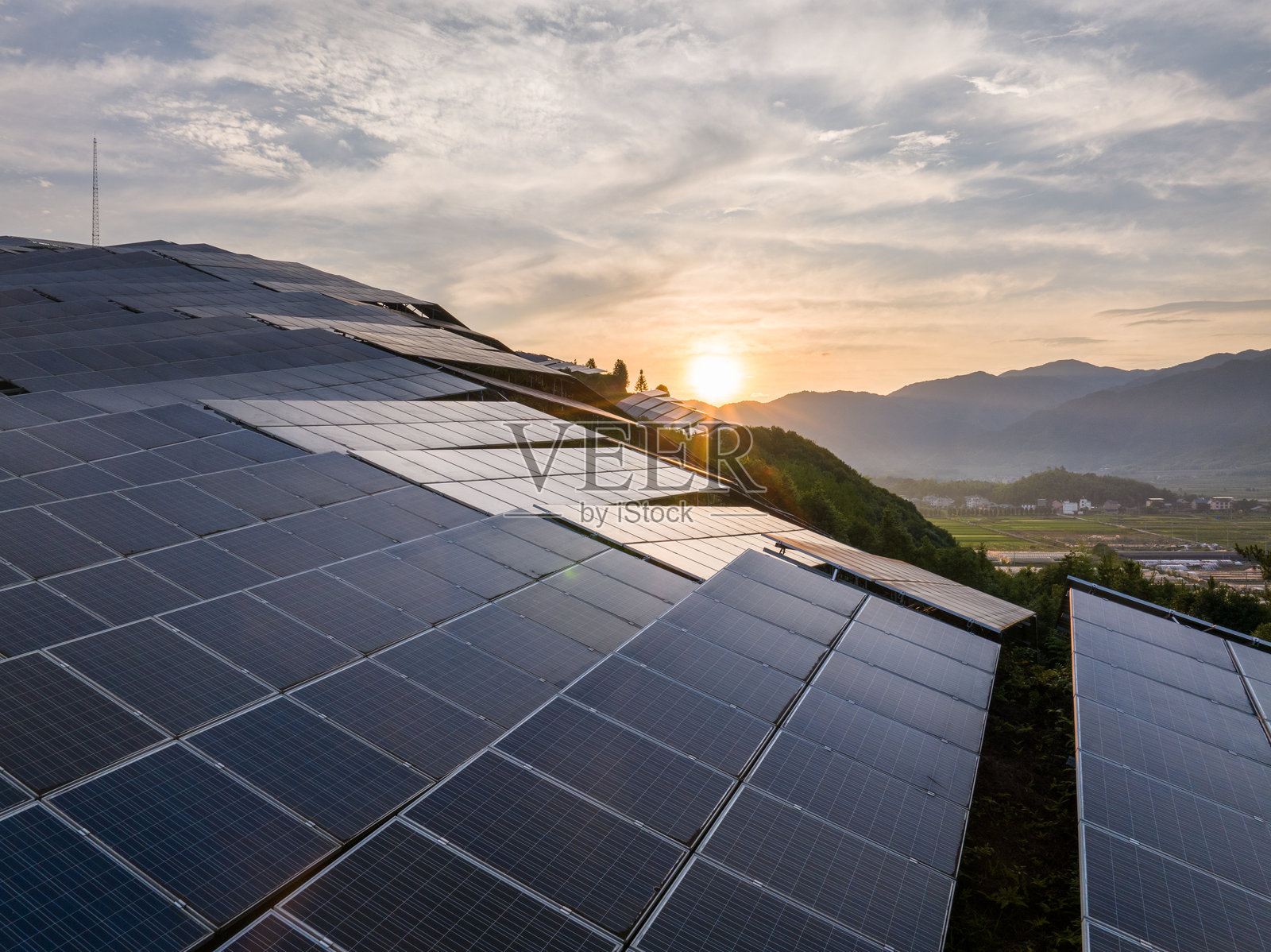 山上的太阳能发电站照片摄影图片
