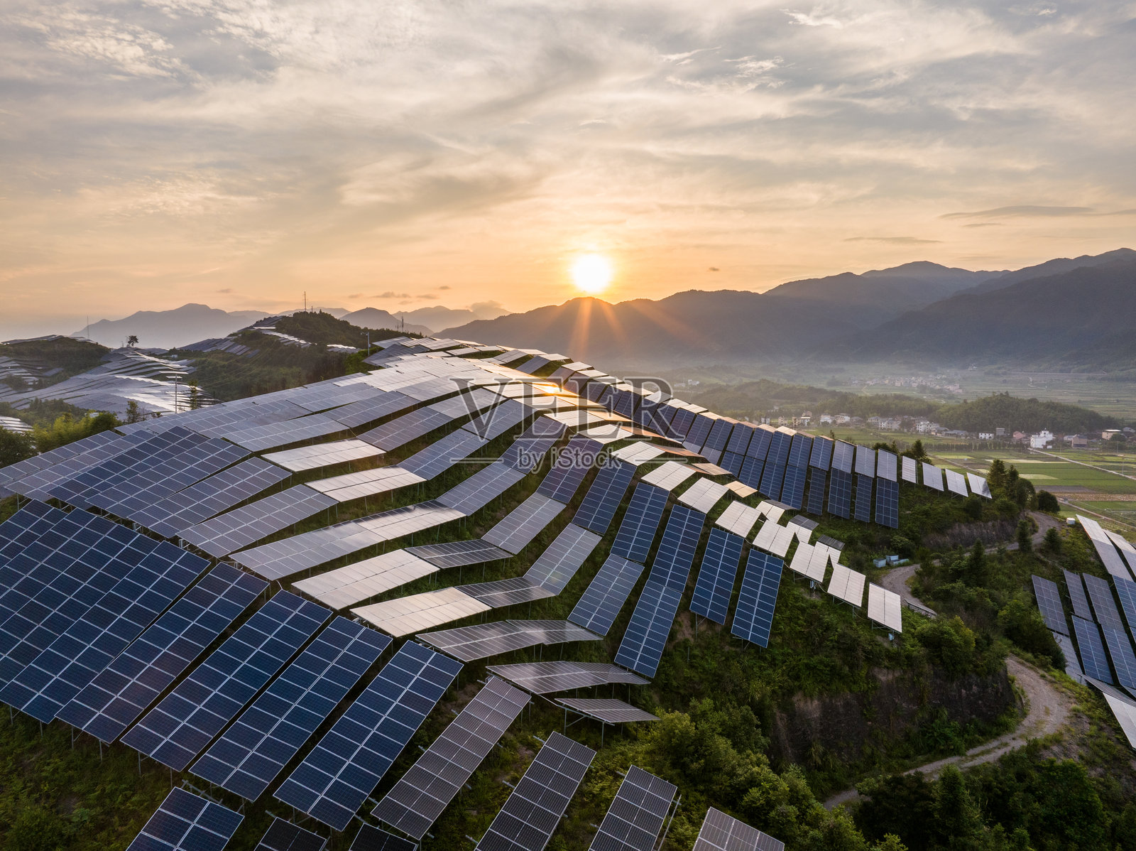 山上的太阳能发电站照片摄影图片