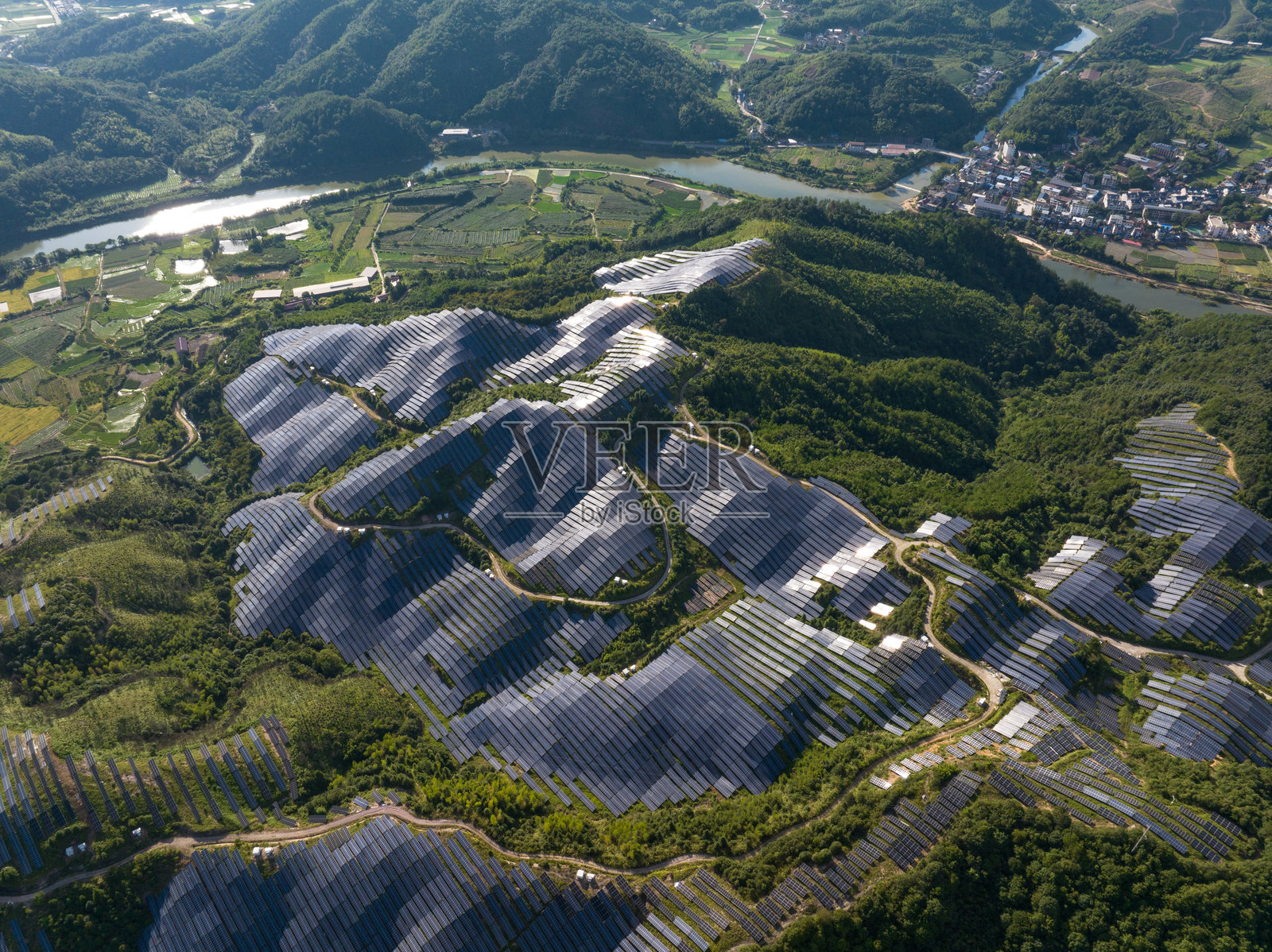 山上的太阳能发电站照片摄影图片
