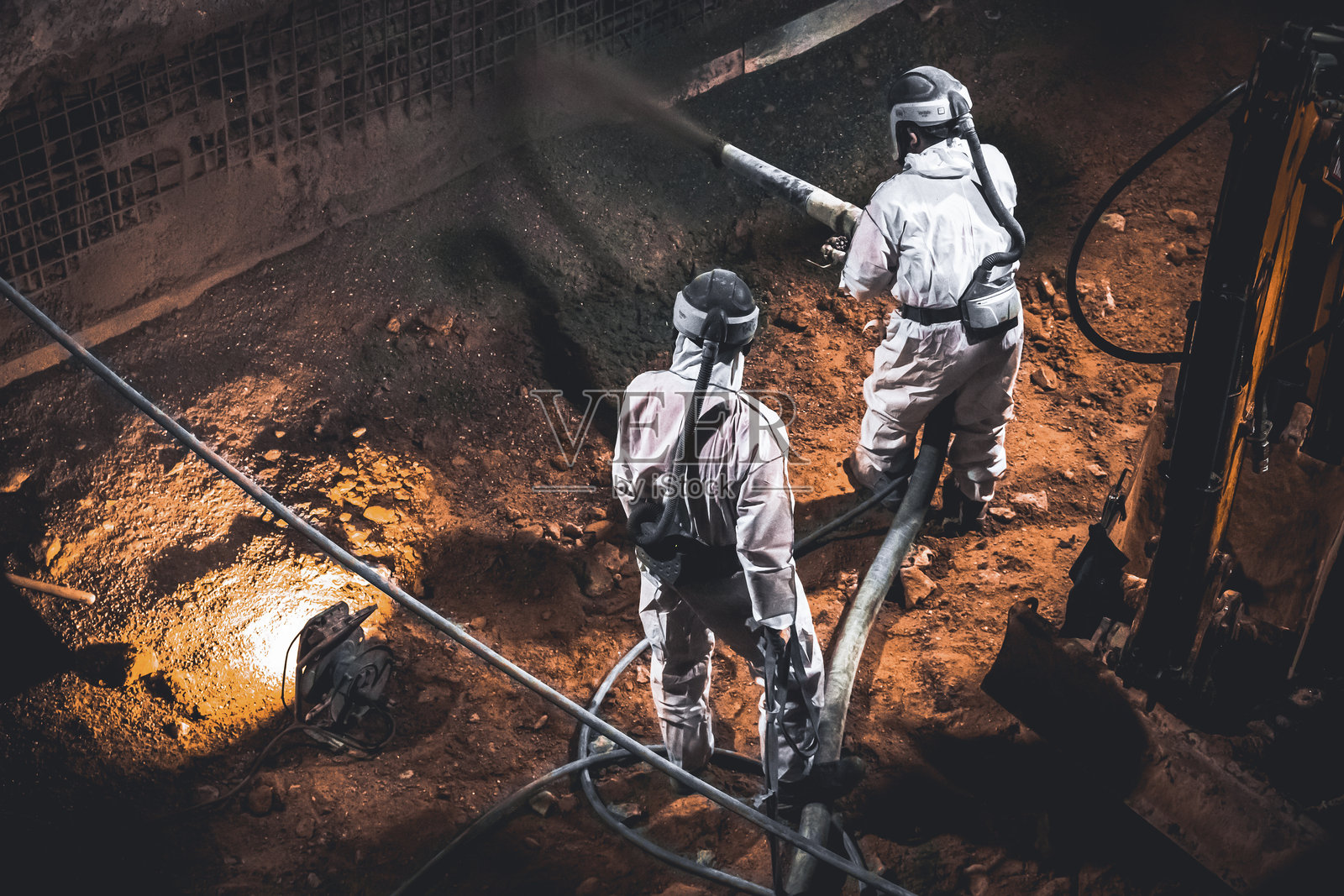 工人注入混凝土照片摄影图片