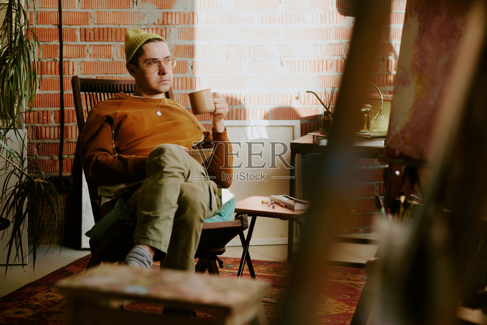 创意人在艺术工作室放松照片摄影图片