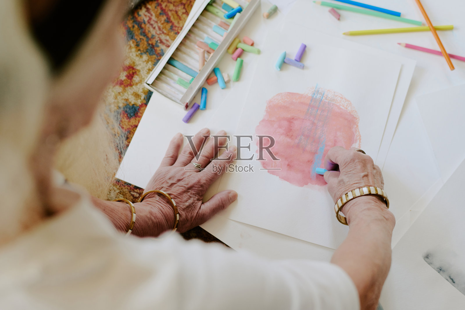 无法辨认的女人用铅笔画画照片摄影图片