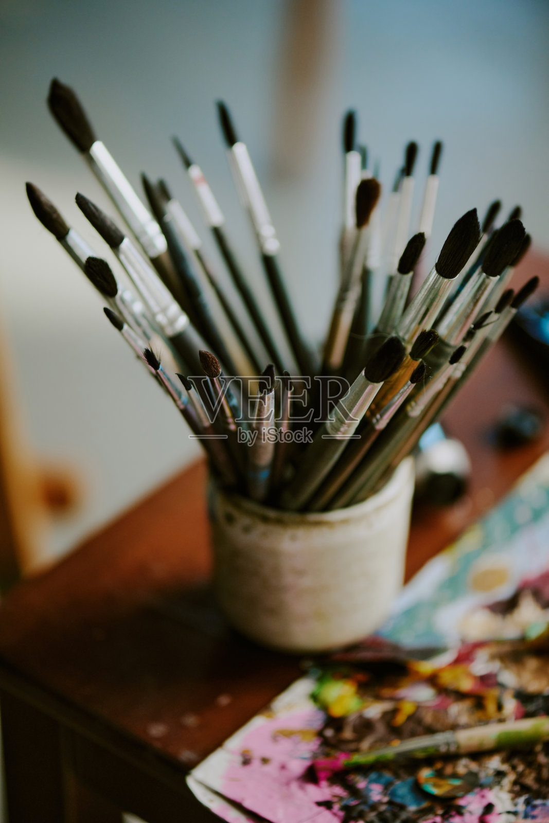 一套画笔在桌子上照片摄影图片