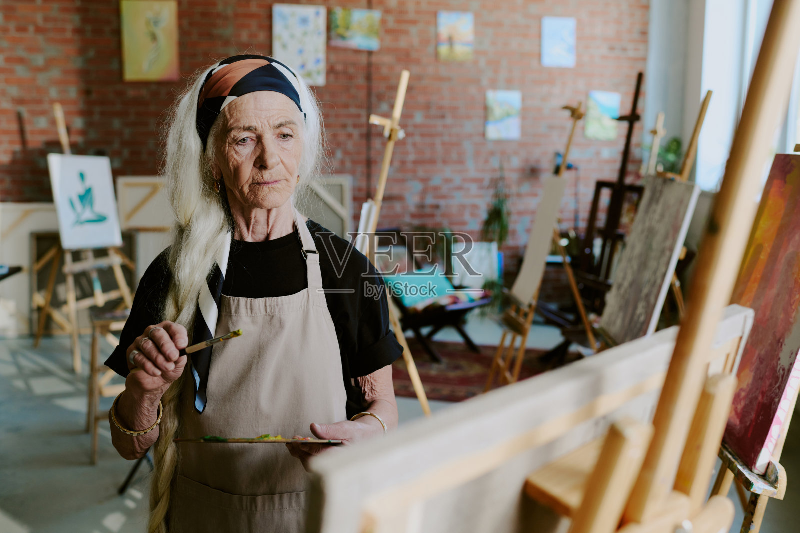 老年艺术家在工作室绘画照片摄影图片