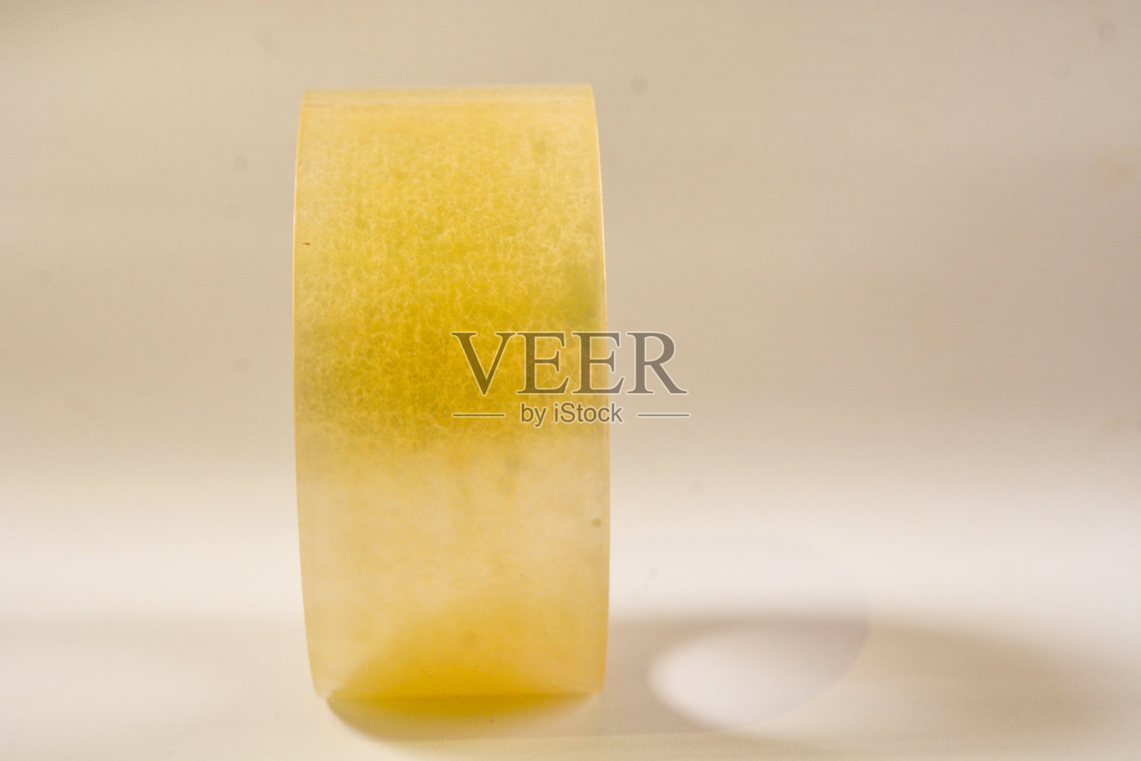 透明管道胶带在白色孤立的复制空间背景上的特写。管道胶带是用来把东西粘在一起的照片摄影图片