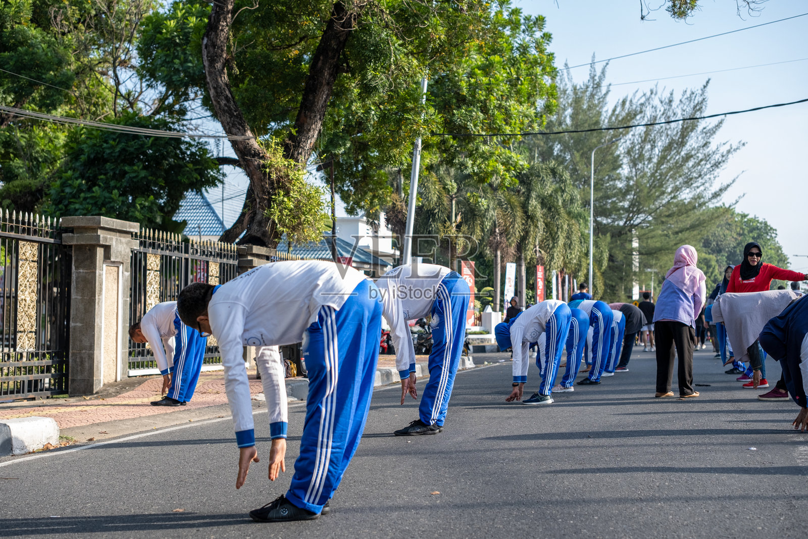 一群人在街上伸展身体照片摄影图片