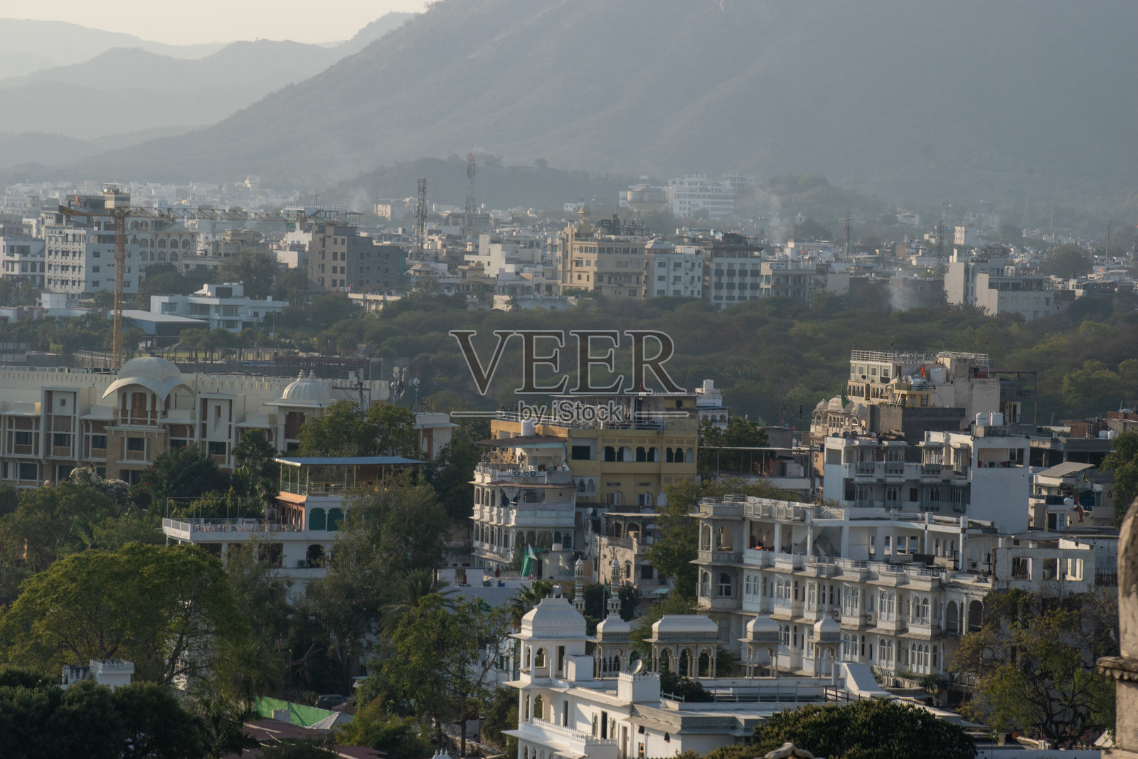 在拉贾斯坦邦的一个晚上拍摄的乌代普尔市的照片照片摄影图片