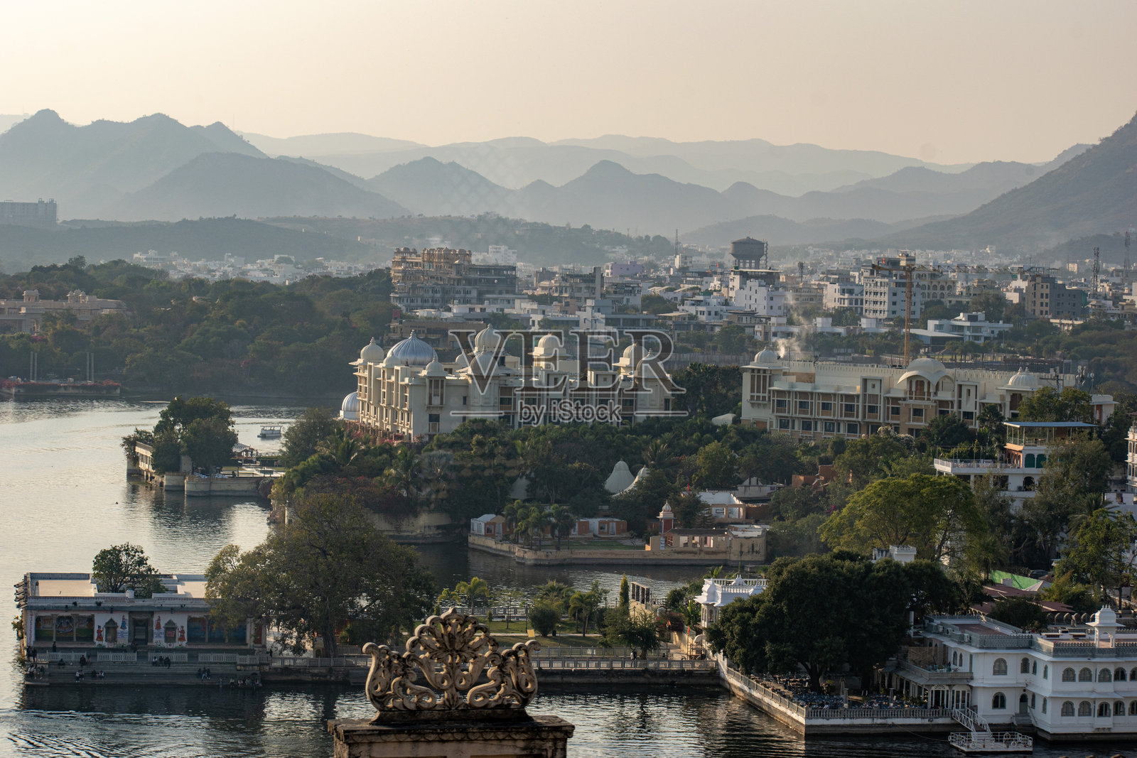 在拉贾斯坦邦的一个晚上拍摄的乌代普尔市的照片照片摄影图片