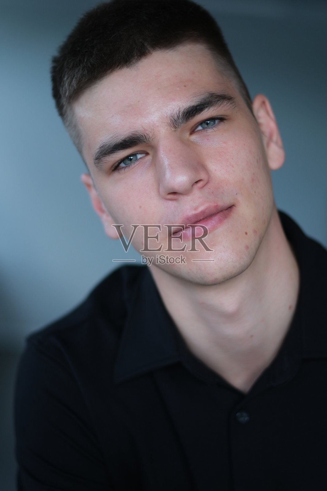 男孩微笑着英俊的男人，黑头发，蓝眼睛。混合种族国籍。年轻的韩国男性t恤。泰国成年人的脸。好的自由职业者。严肃的黑发女郎工作，中国。照片摄影图片