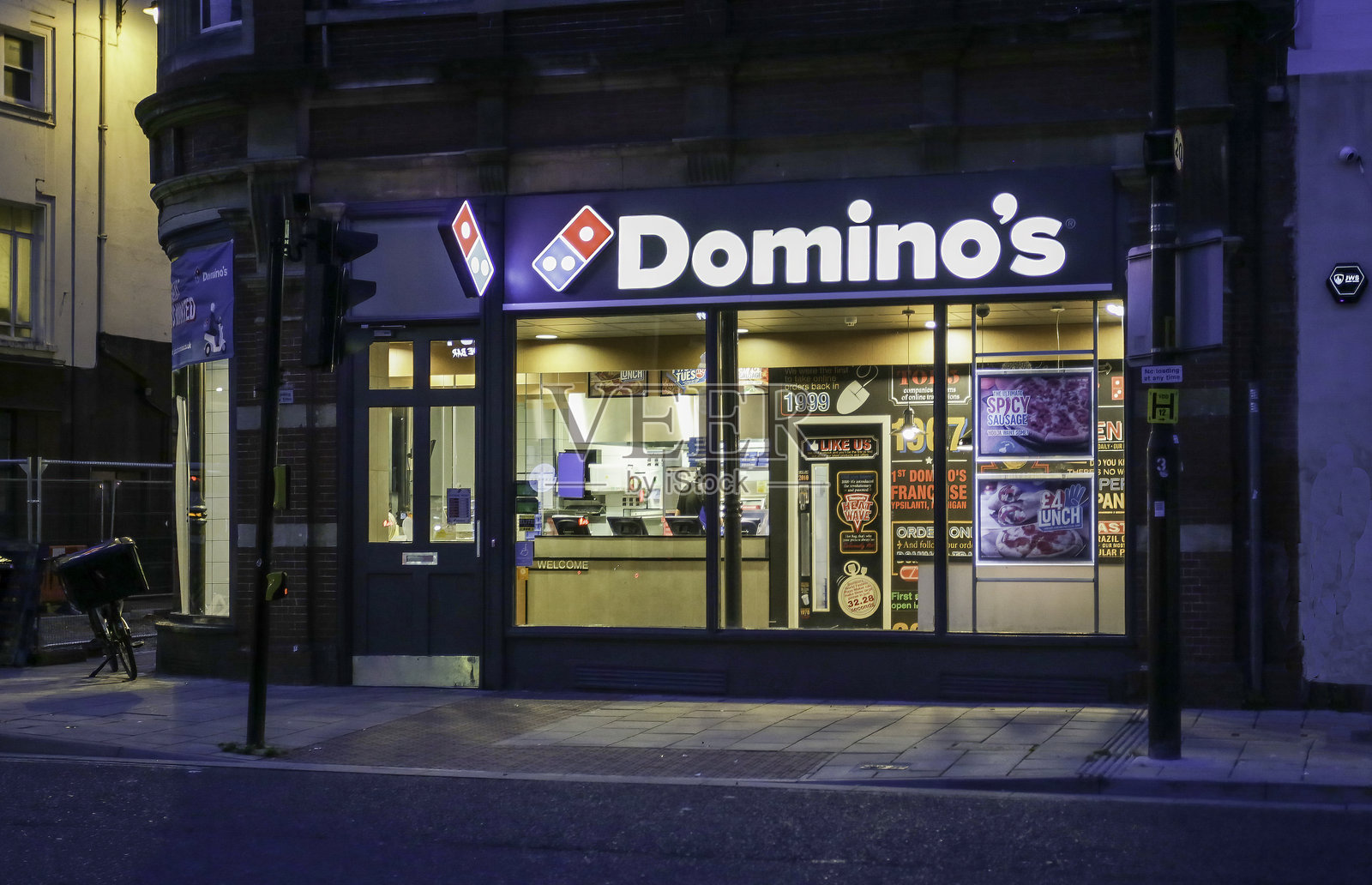 达美乐披萨店门口照片摄影图片