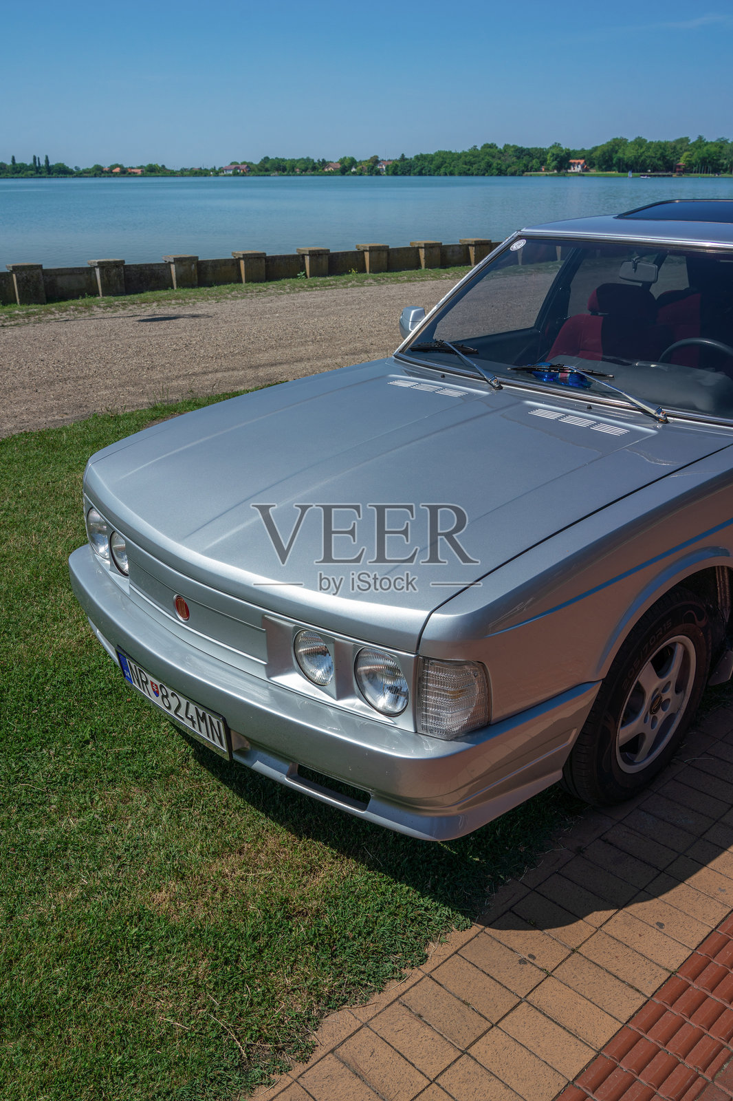 后期Tatra 613-3 (Tatra 613第三次重新设计1985-1991)的细节-新的大灯和转向灯,塑料保险杠。照片摄影图片