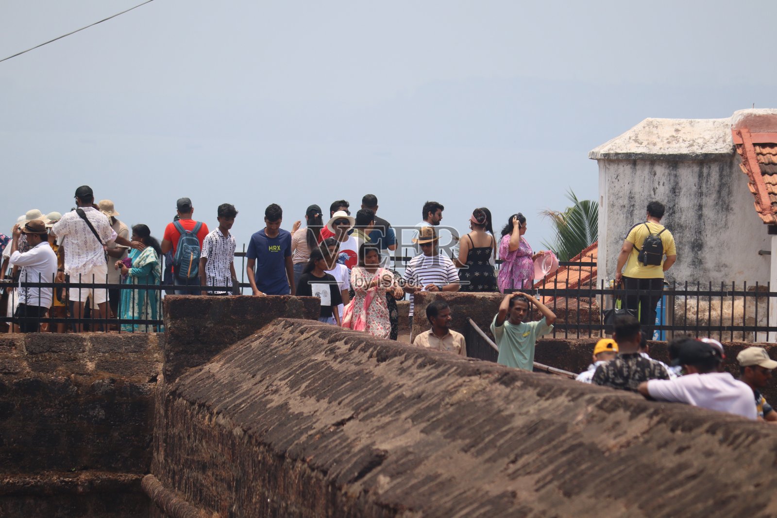 2024年4月30日，一群人聚集在果阿邦阿瓜达堡路的阿瓜达堡。照片摄影图片