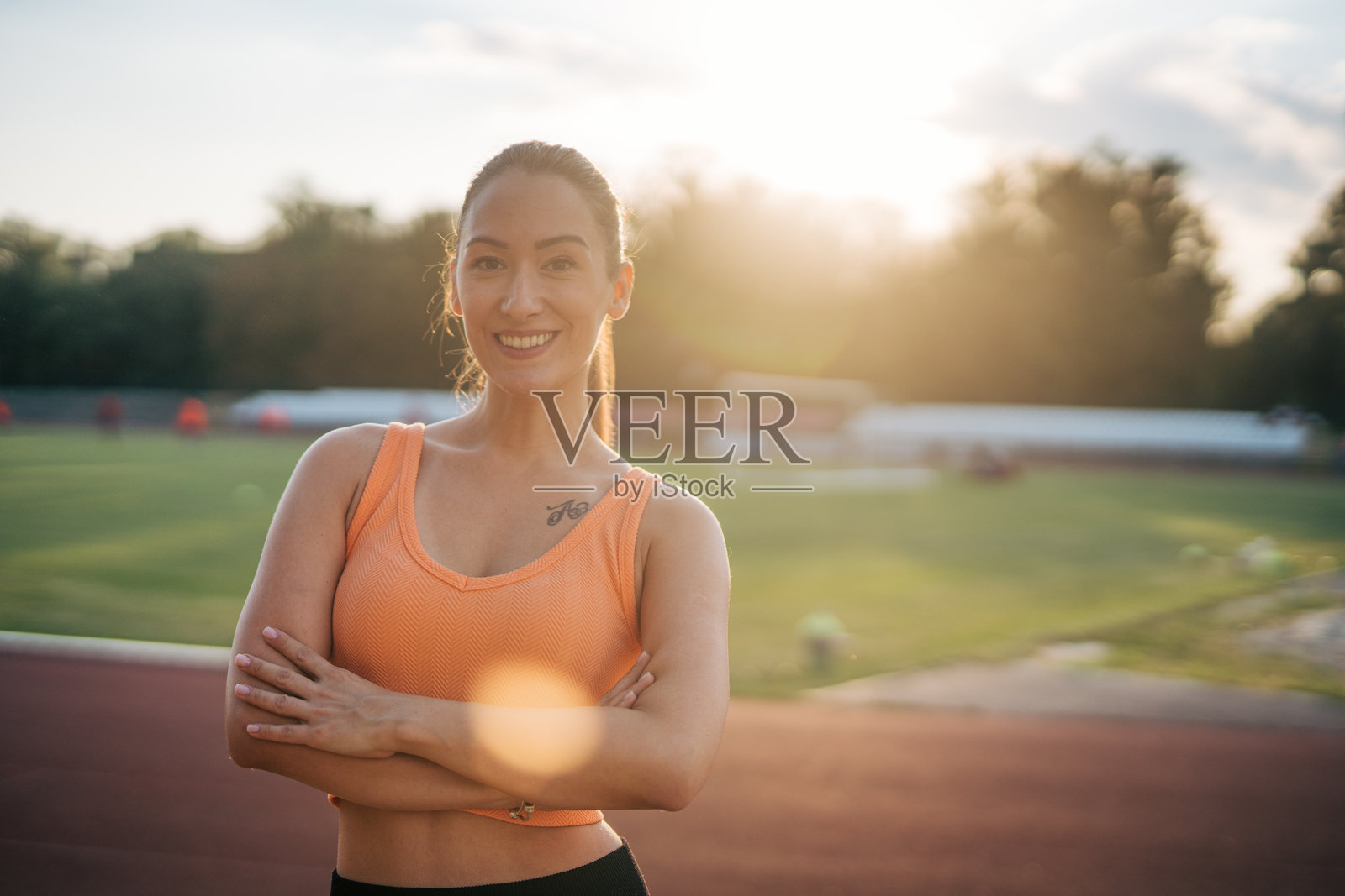 一位年轻女子正在户外跑道上锻炼照片摄影图片