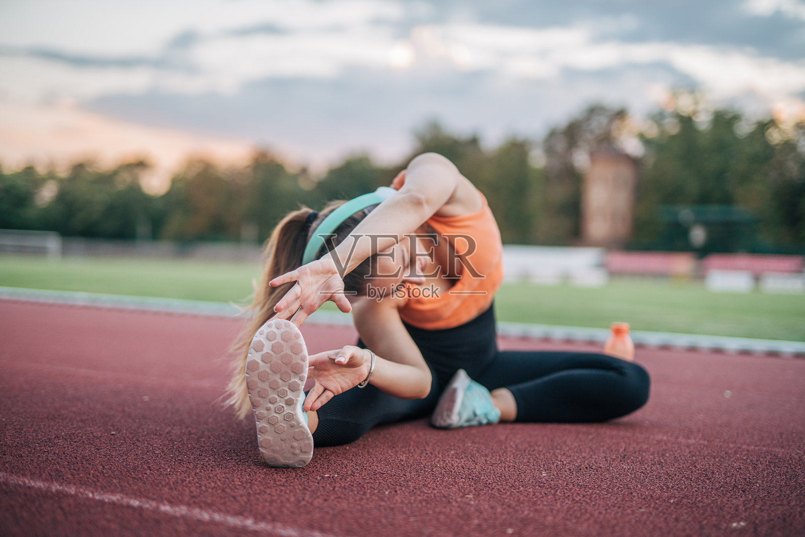 一位年轻女子正在户外跑道上锻炼照片摄影图片