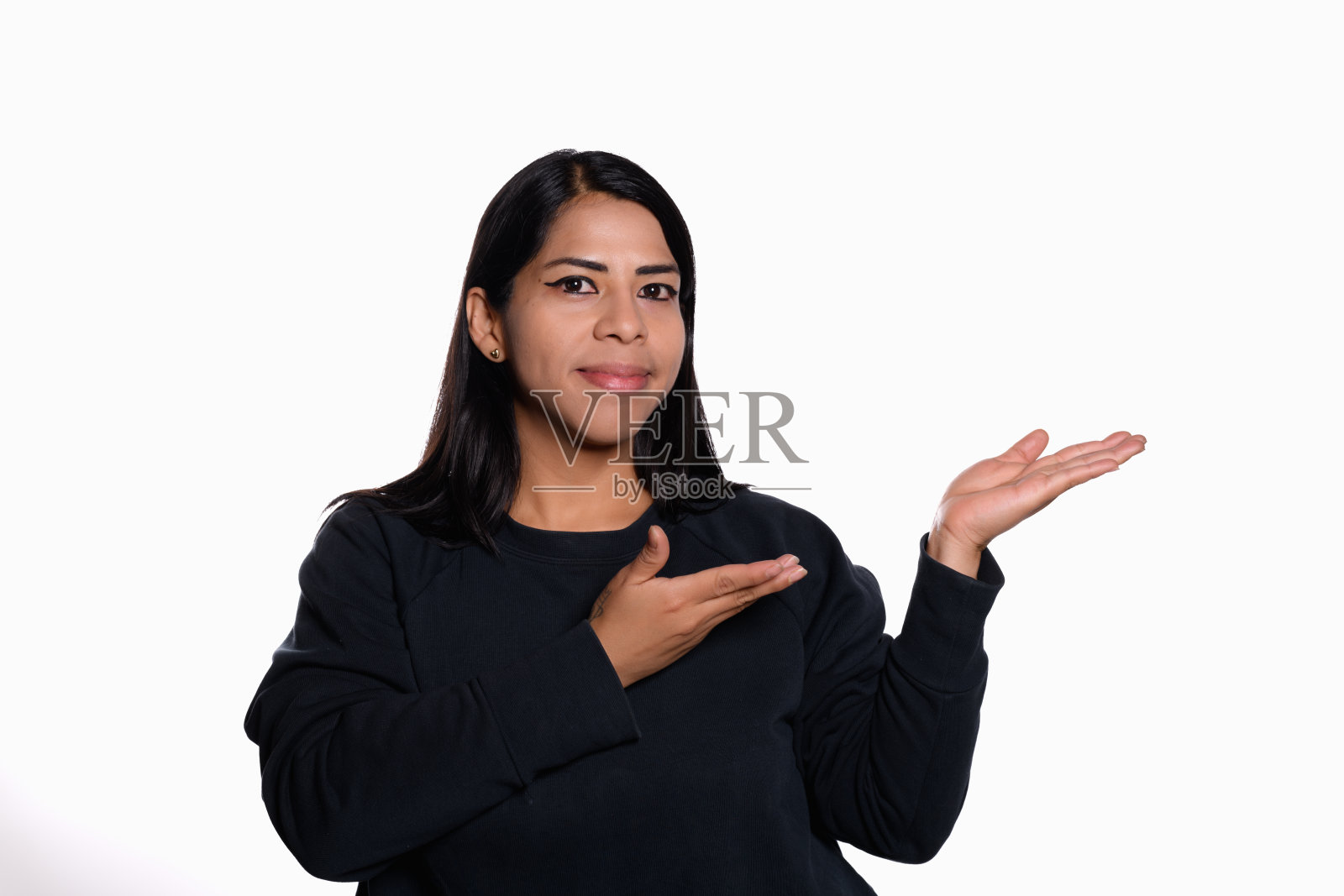 白人背景的拉丁女人指向右边照片摄影图片