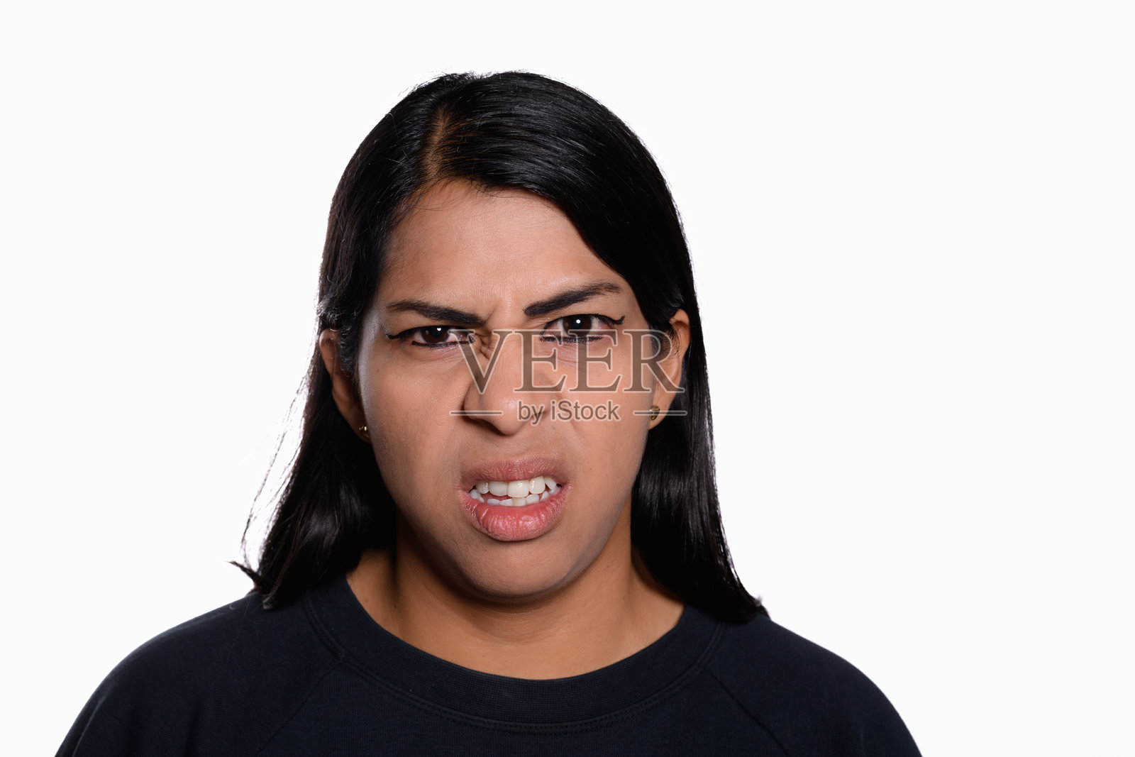 愤怒的拉丁女人白人背景照片摄影图片