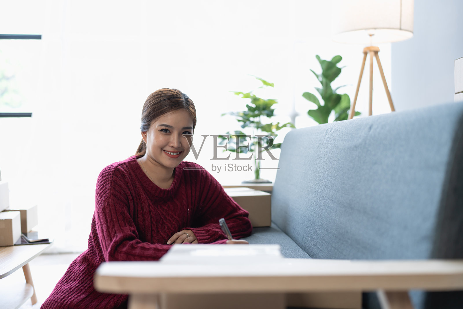 一名女子，在线卖家，通过电子商务平台使用笔记本高效地管理客户订单和交货照片摄影图片
