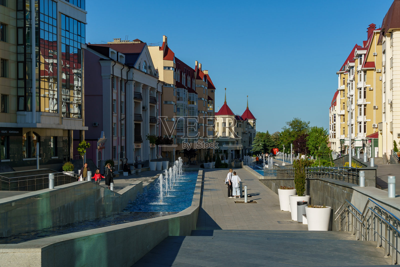斯塔夫罗波尔市中心的喷泉瀑布。步行街是斯塔夫罗波尔边疆区行政中心市民和游客最喜欢的地方。2024年5月22日,俄罗斯斯塔夫罗波尔照片摄影图片