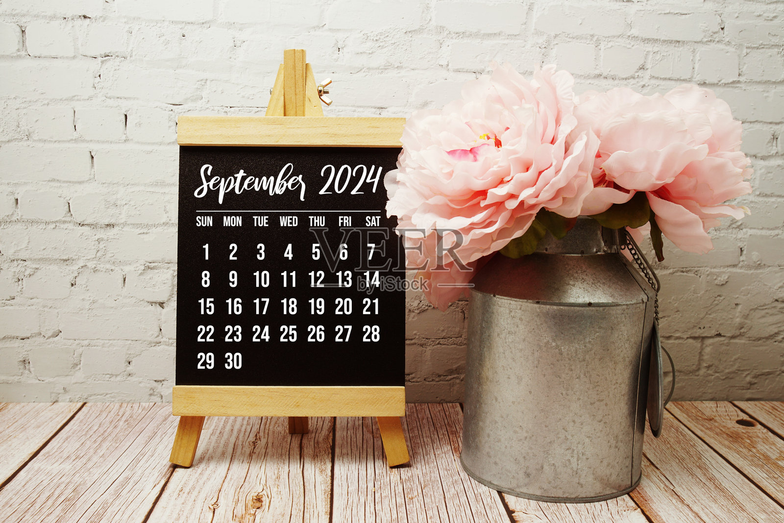 2024年9月月历在木制背景上的画架上站立照片摄影图片