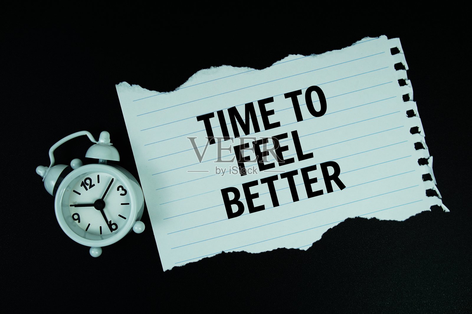 时间感觉更好引用纸撕文本与闹钟顶部视图黑色背景照片摄影图片