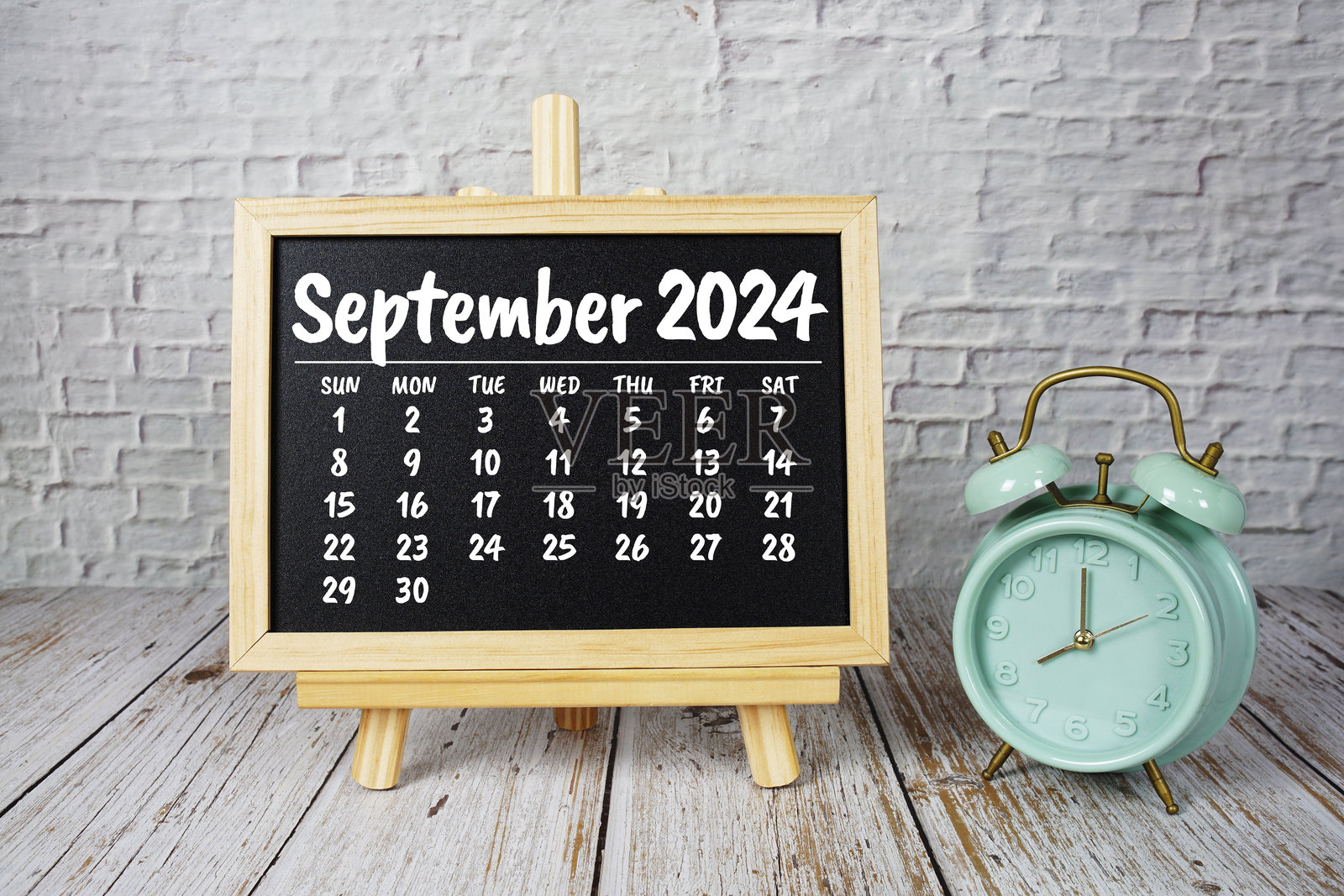 2024年9月月历在木制背景上的画架上站立照片摄影图片