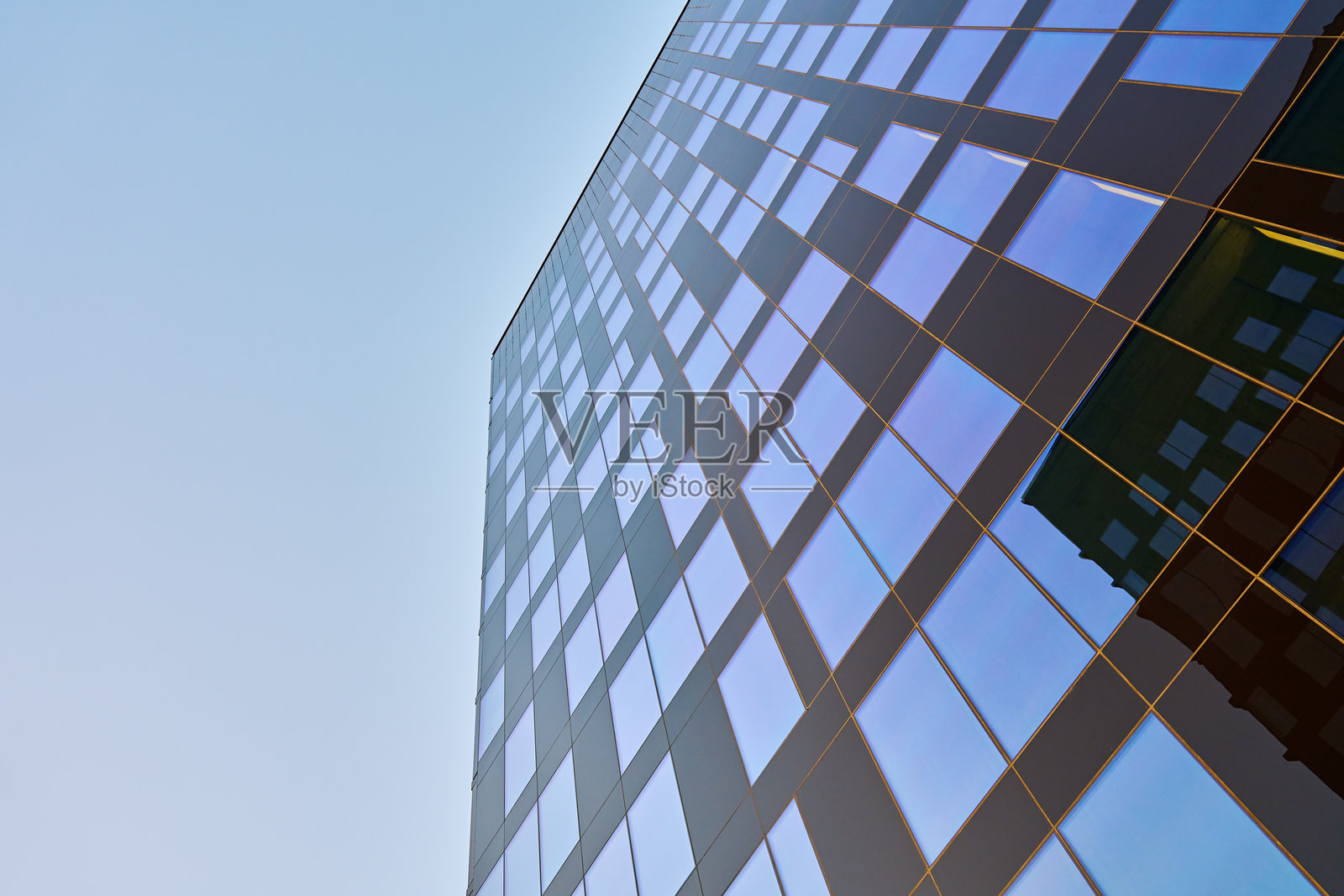 现代办公楼外映蓝天。当代建筑照片摄影图片