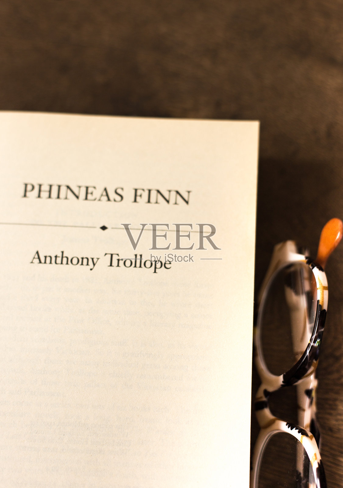 打开书，书名/作者页，菲尼亚斯·芬恩，安东尼·特罗洛普著照片摄影图片