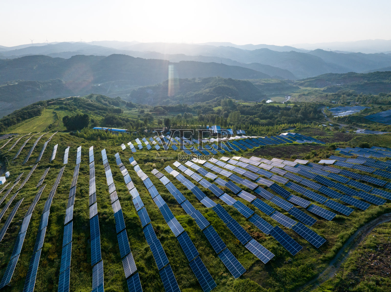 山顶上宏伟的太阳能发电厂鸟瞰图照片摄影图片