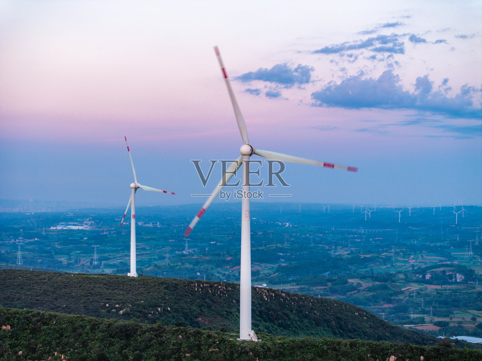 夕阳下的山顶风车照片摄影图片