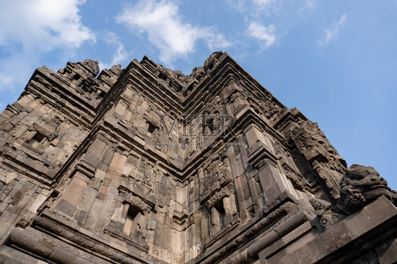 在美丽的天空下，从四面八方看石头上的图案的普兰巴南寺的景色。照片摄影图片