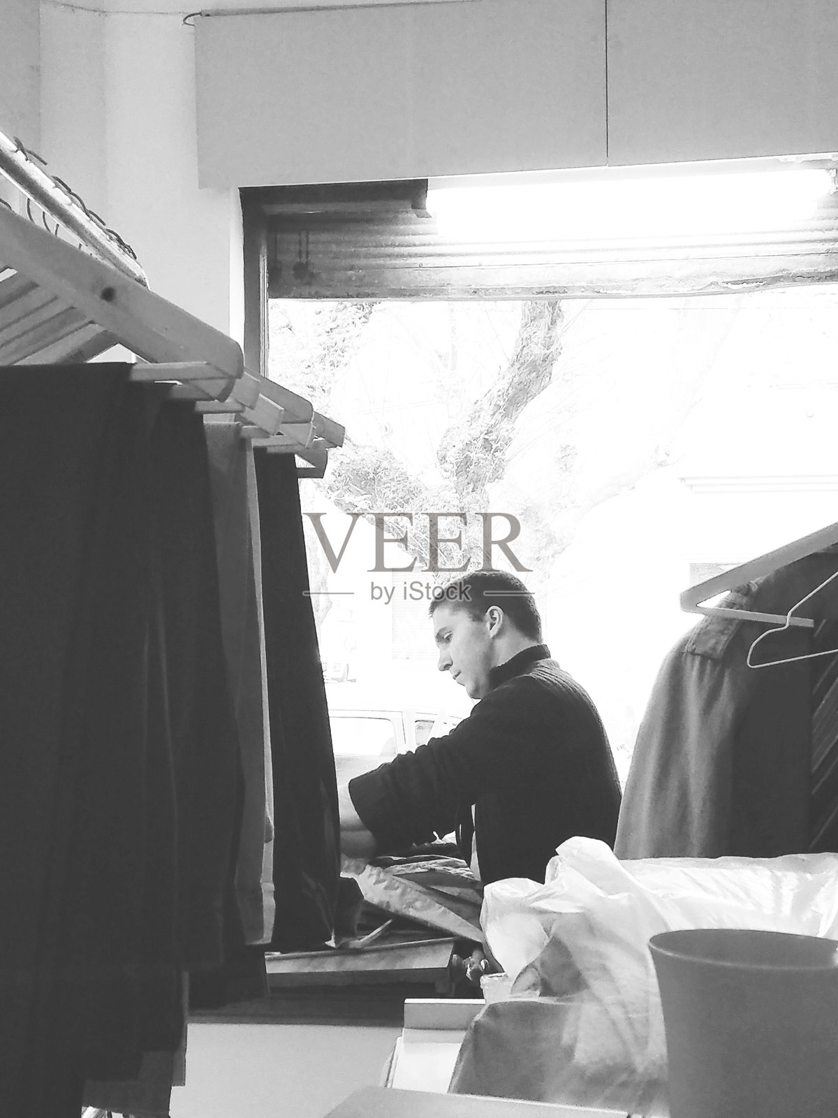 在车间工作的工人的侧视图照片摄影图片