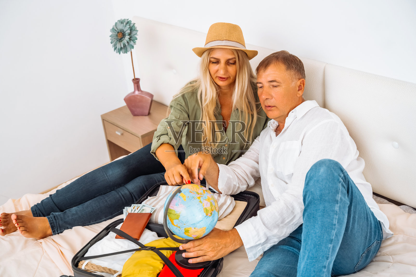 男人和女人正在收拾行李，准备去旅行。照片摄影图片