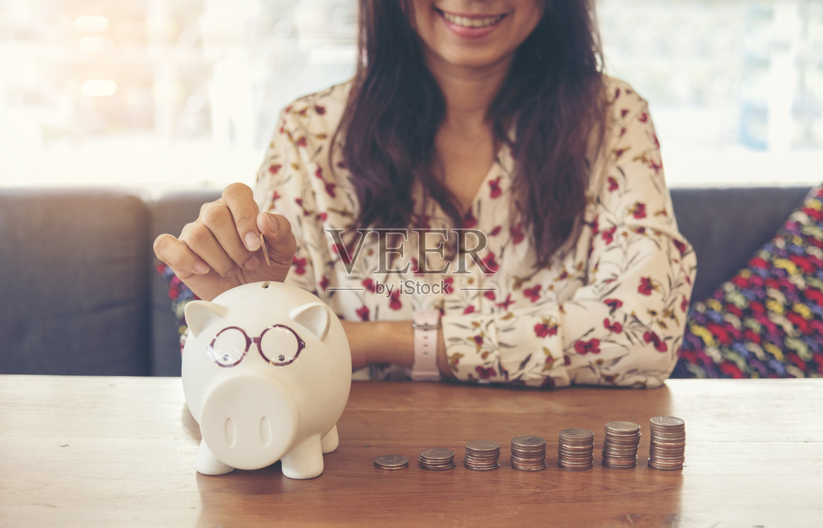 财务计划硬币堆手保护债务贷款家庭财务计划硬币堆的概念。投资计划叠金钱财富银行。财务咨询、规划、预算、投资、保险理念照片摄影图片