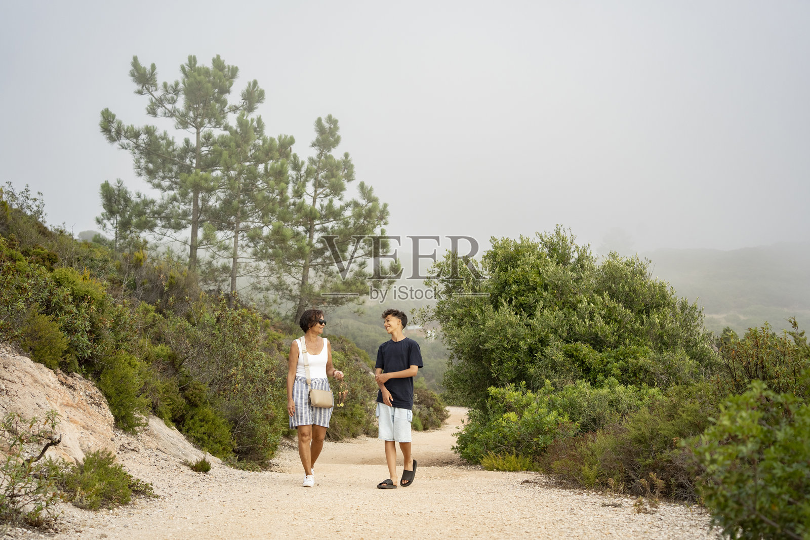 奶奶和孙子在自然公园里照片摄影图片