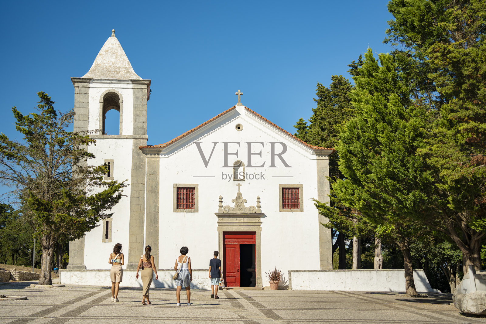 一家人去塞辛布拉的教堂照片摄影图片