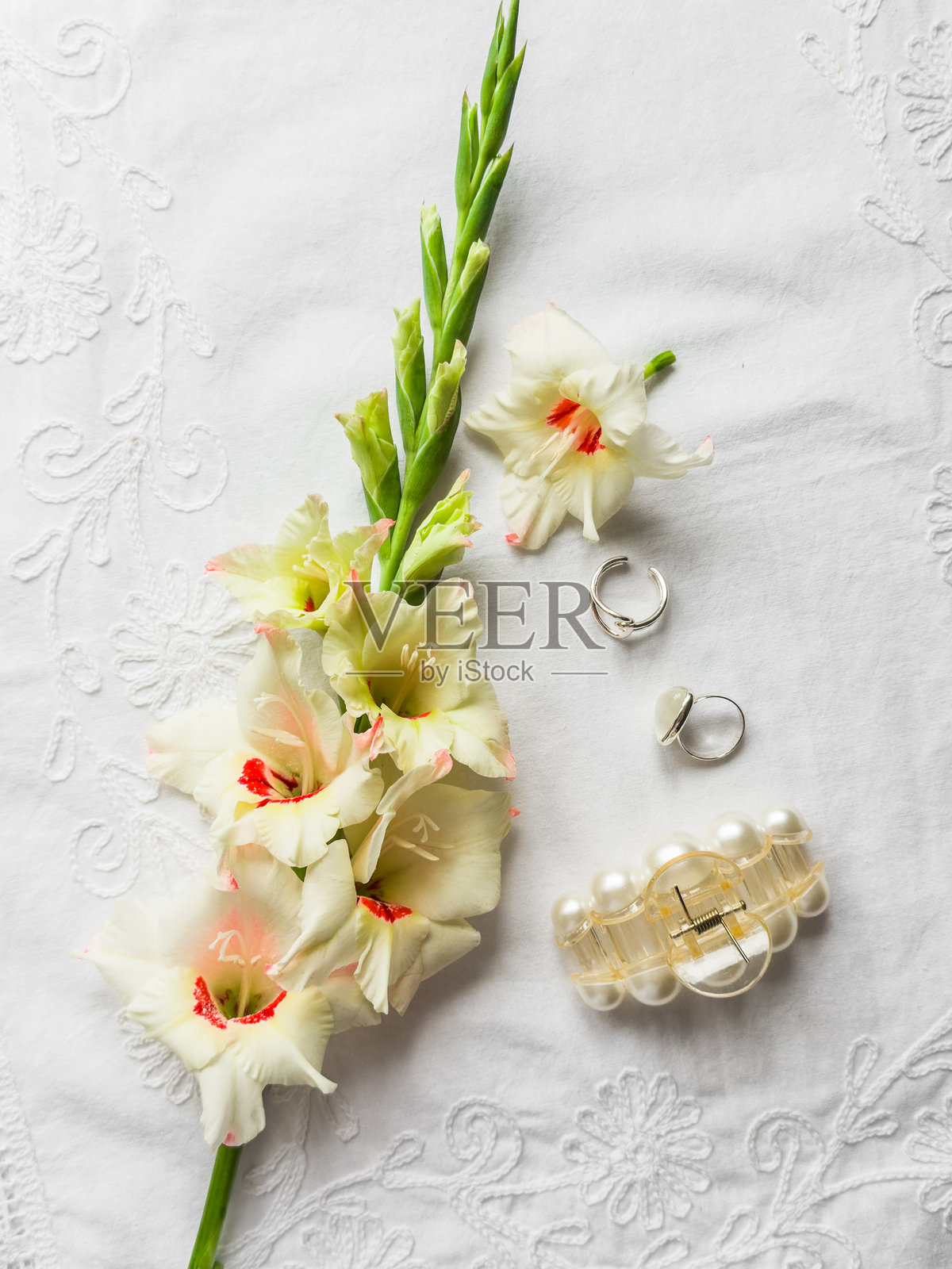 剑兰花，银戒指，发夹在一个光的背景，俯视图照片摄影图片