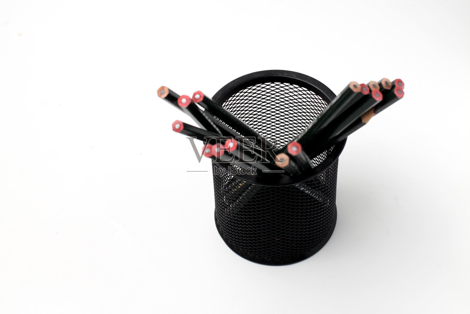 文具架是一个黑色的小管，用铁制成，周围有铁网和铅笔照片摄影图片