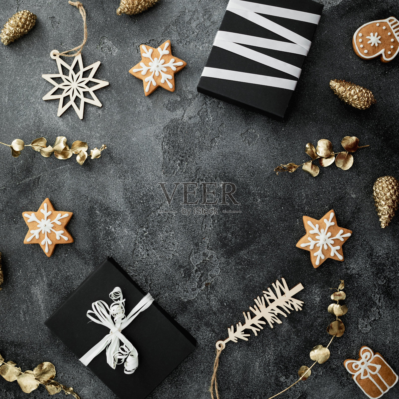 圣诞装饰，礼物和自制姜饼。平躺，俯视图。新的一年照片摄影图片