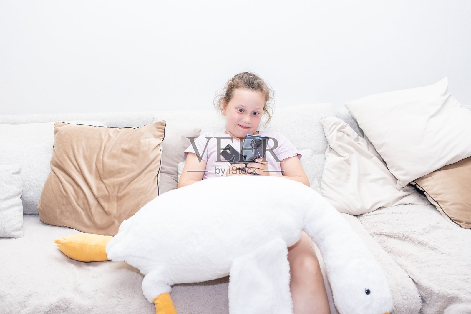 使用手机和银行卡进行在线购买的白人少女照片摄影图片