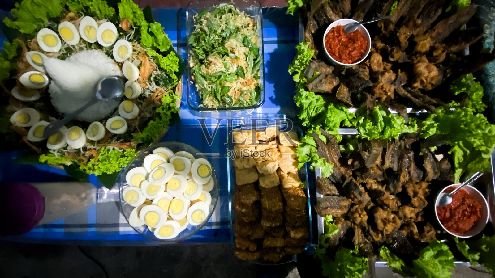 餐桌上有传统的印尼食物照片摄影图片