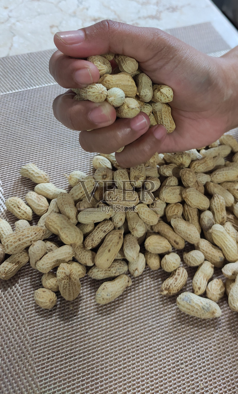 坚果在手照片摄影图片