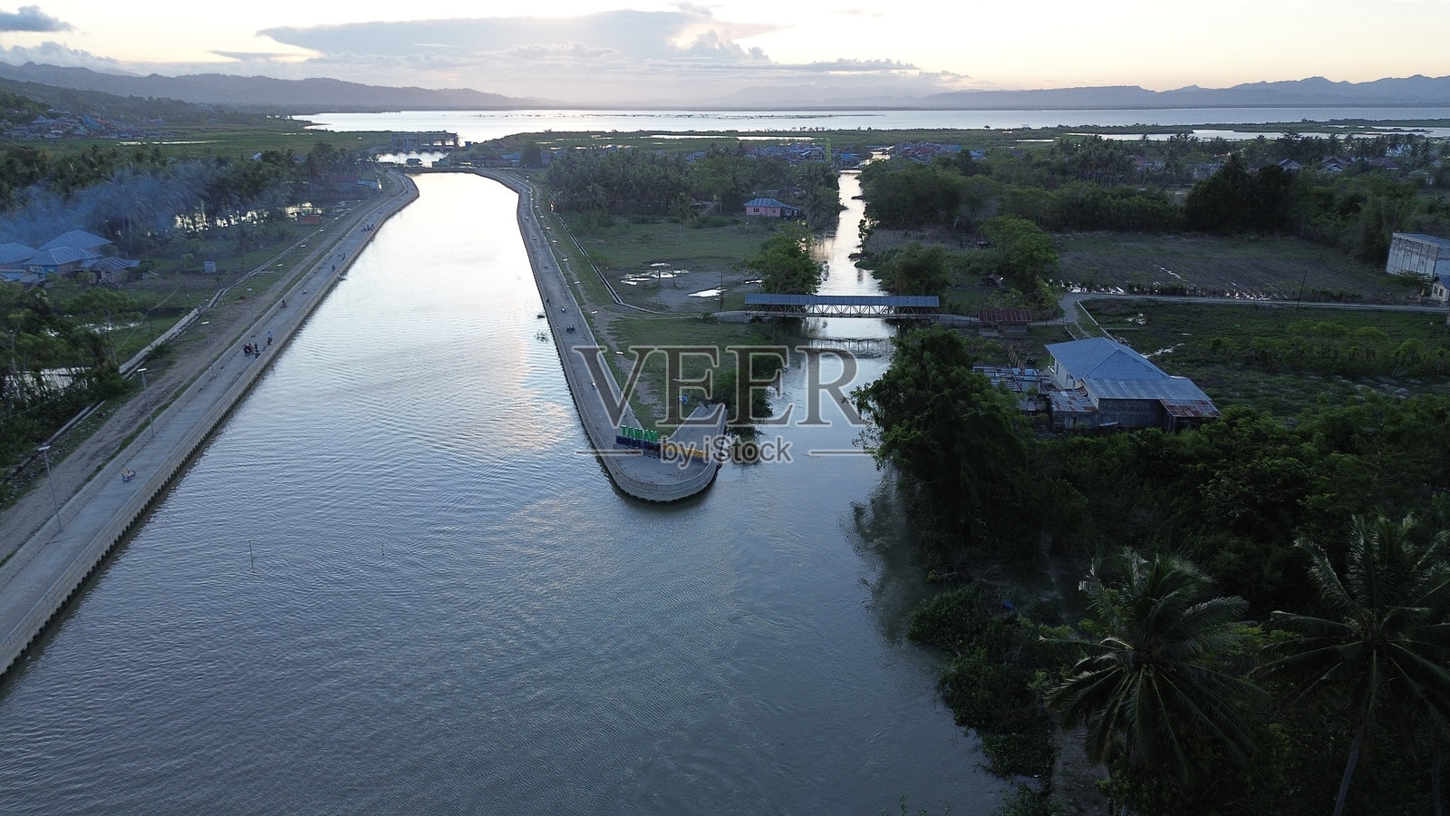 高伦塔洛图阿兰戈村的运河鸟瞰图照片摄影图片